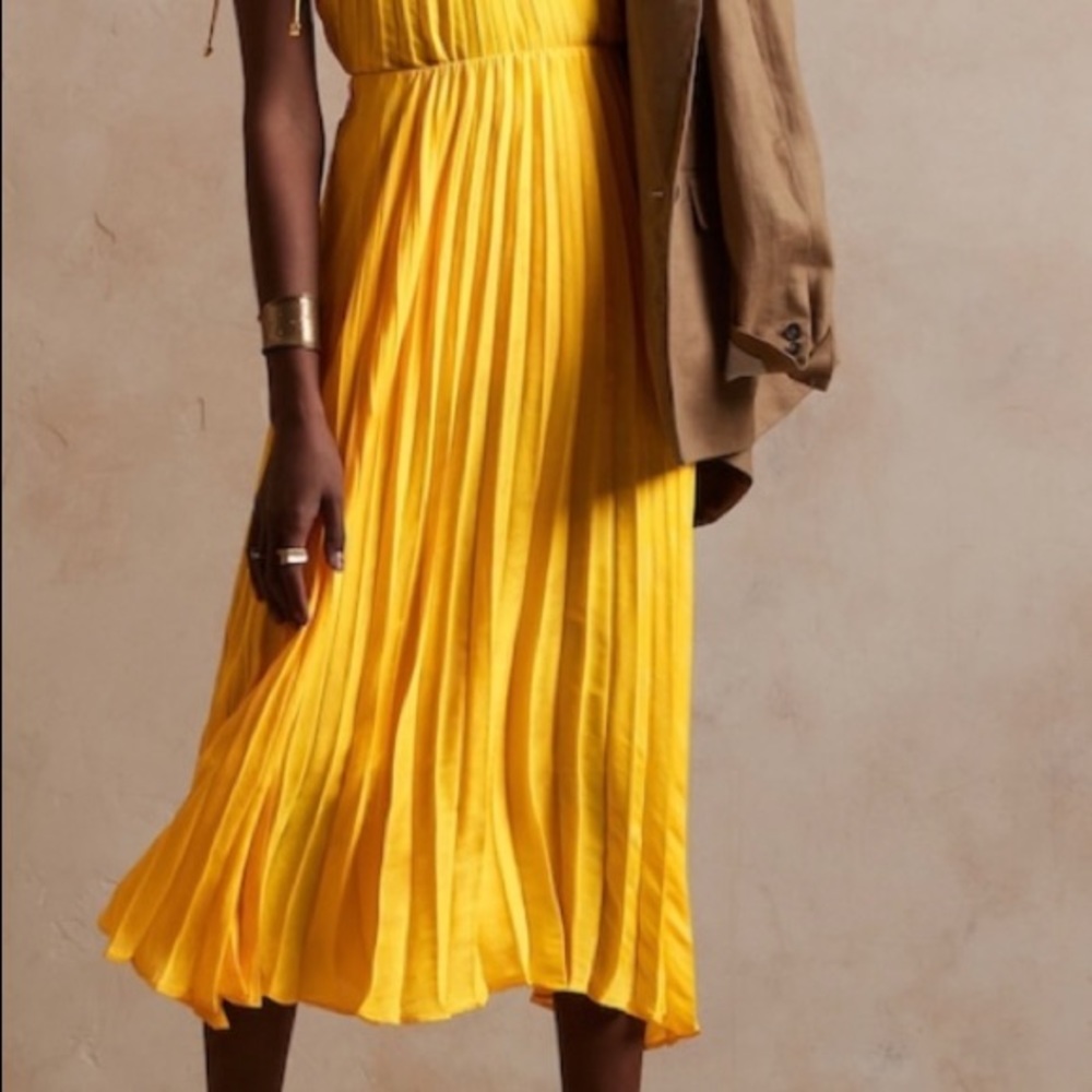 Banana Republic plated NWT yellow skirt. Size small
